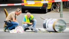 Nach einem tödlichen Zwischenfall im Zentrum von Berlin werden auf der abgesperrten Straße Spuren gesichert und fotografiert. (Bild: APA/dpa/Christoph Soeder)