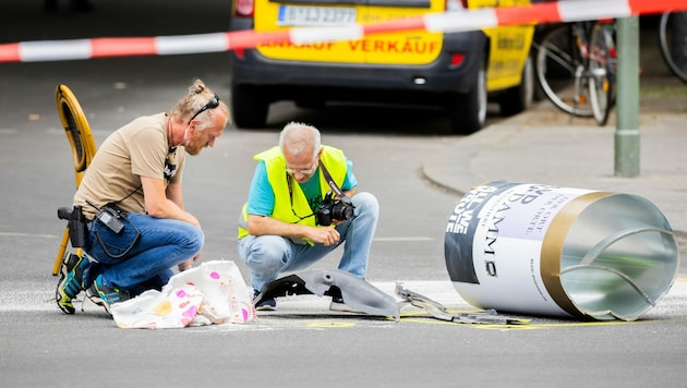 Nach einem tödlichen Zwischenfall im Zentrum von Berlin werden auf der abgesperrten Straße Spuren gesichert und fotografiert. (Bild: APA/dpa/Christoph Soeder)