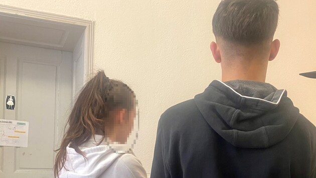 Die beiden angeklagten Jugendlichen vor Gericht (Bild: Chantal Dorn, Krone KREATIV)