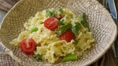 Die Pasta kann man beliebig garnieren. Vor allem frische Tomaten bringen Farbe in den Teller. (Bild: Veronika Brudl)