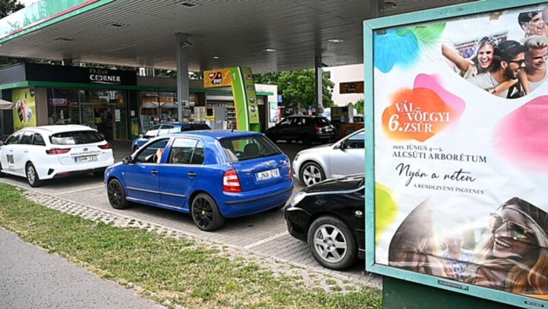 Eine Tankstelle in Budapest (Bild: APA/AFP/Attila Kisbenedek)