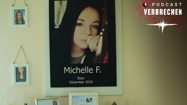 Mord in Steyr: Das Bild zeigt das Zimmer, in dem Michelle ermordet wurde. Ihre Mutter hat an die Wand ein großes Foto von ihr gehängt, darunter ist ein Altar. (Bild: Markus Wenzel)