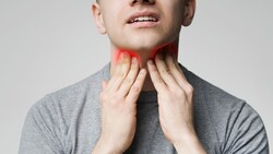 Typisch für die Diphtherie bei ungeimpften Personen sind Halsschmerzen, Heiserkeit und im Verlauf dicke gräuliche Beläge auf den Mandeln. (Bild: Prostock-studio - stock.adobe.com)