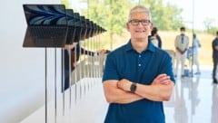 Apple-Chef Tim Cook präsentiert die neuen M2-Macbooks. (Bild: Apple)