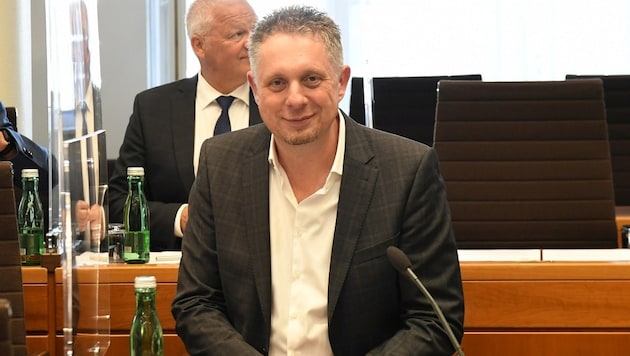 FPÖ-Landesparteiobmann Alexander Petschnig verlässt den Landtag (Bild: P. Huber)