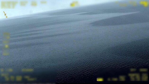 Das von der schwedischen Küstenwache veröffentlichte Foto zeigt im Meer zwischen Schweden und Finnland eine unbekannte Substanz an der Wasseroberfläche. (Bild: Kustbevakningen)