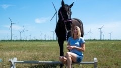 Hannah Peck mit Co-Trainerin „Helia“. Die beiden verhelfen Menschen dazu, sich besser zu fühlen. (Bild: Charlotte Titz)