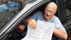 Markus Saemann (74) ist über den hohen Betrag seiner Parkstrafe schwer verärgert und ortet dahinter eine Schikane. (Bild: Jöchl Martin, Krone KREATIV)