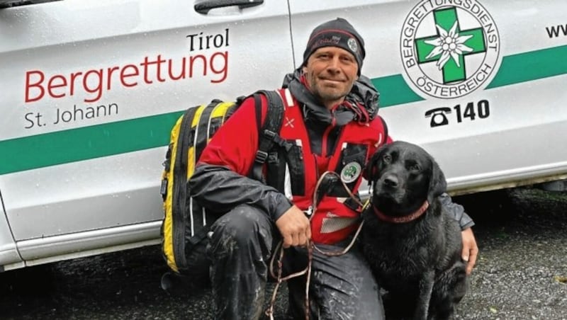 Richard Pali von der Bergrettung St. Johann mit Hündin Lilli. (Bild: ZOOM.TIROL)