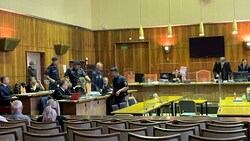 Die Justizwache führte die Angeklagten in den Gerichtssaal (Bild: Christina Koppelhuber, Krone KREATIV)