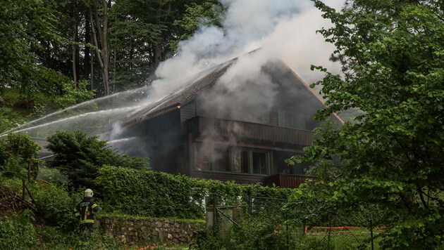 Weil der Zufahrtsweg zum brennenden Holzhaus in Seewalchen so eng war, wurden elf Feuerwehren alarmiert (Bild: laumat.at/Matthias Lauber)