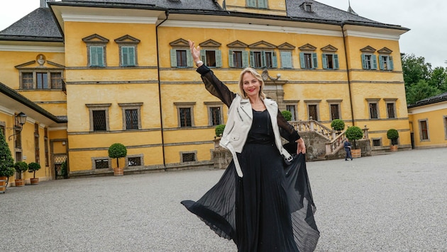 Elina Garanca vor dem Schloss Hellbrunn. Sie war von einem Fotoshooting in Wien direkt nach Salzburg gereist. (Bild: Tschepp Markus)