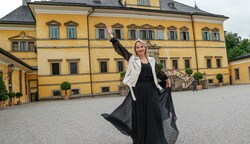 Elina Garanca vor dem Schloss Hellbrunn. Sie war von einem Fotoshooting in Wien direkt nach Salzburg gereist. (Bild: Tschepp Markus)