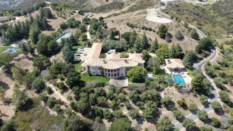 Im Garten ihrer Villa in Thousand Oaks, Kalifornien, sagte Britney Spears am Donnerstag Ja zu ihrem Verlobten Sam Asghari. (Bild: www.PPS.at)