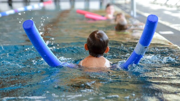 Trotz Ausweitung des Angebots gibt es aktuell viel zu wenige Kinder-Schwimmkurse in Linz. (Bild: Scharinger Daniel)