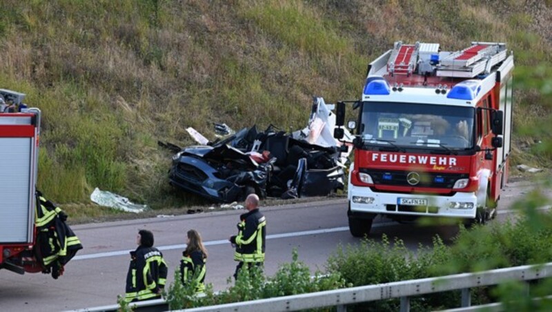 Einsatzkräfte der Feuerwehr an der Unfallstelle auf der Autobahn 14 (Bild: APA/dpa/Heiko Rebitsch)