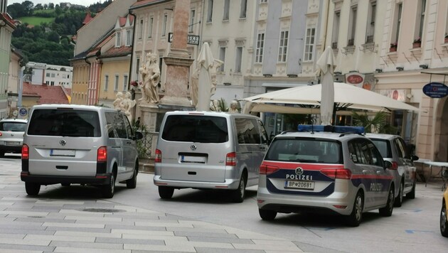 Fahrzeuge der Finanzpolizei am Hohen Platz in Wolfsberg. (Bild: Georg Bachhiesl)