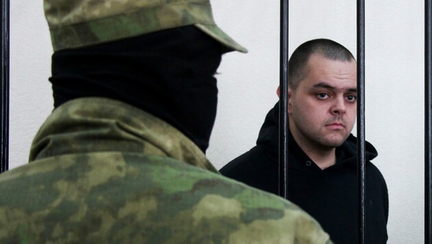 Der britische Staatsbürger Aiden Aslin steht hinter Gittern in einem Gerichtssaal in Donezk. (Bild: ASSOCIATED PRESS)