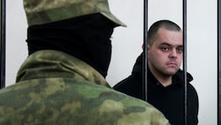 Der britische Staatsbürger Aiden Aslin steht hinter Gittern in einem Gerichtssaal in Donezk. (Bild: ASSOCIATED PRESS)