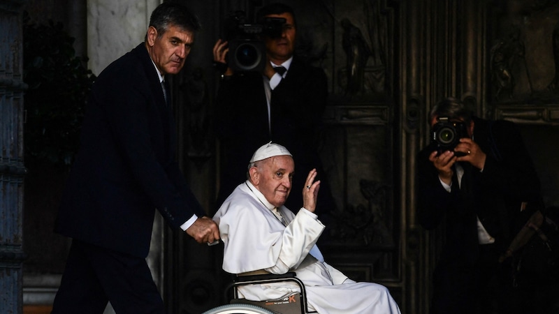 Papst Franziskus im Rollstuhl (Bild: Filippo Monteforte/AFP)