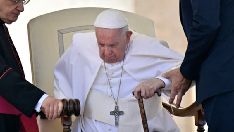 Papst Franziskus leidet schon seit Längerem an Knieproblemen und ist auf Hilfe angewiesen. (Bild: Alberto PIZZOLI / AFP)