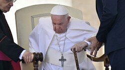 Papst Franziskus leidet schon seit Längerem an Knieproblemen und ist auf Hilfe angewiesen. (Bild: Alberto PIZZOLI / AFP)