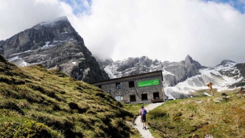 Der Gschnitzer Tribulaun (2946 m) ragt über der Hütte empor. (Bild: Peter Freiberger)