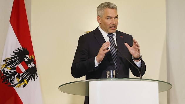 Bundeskanzler Karl Nehammer (ÖVP) am Freitag bei einer Pressekonferenz anlässlich seines Besuchs in Tallinn (Bild: APA/BKA/DRAGAN TATIC)