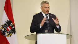 Bundeskanzler Karl Nehammer (ÖVP) am Freitag bei einer Pressekonferenz anlässlich seines Besuchs in Tallinn (Bild: APA/BKA/DRAGAN TATIC)