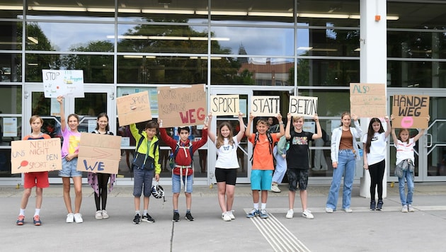 Die Schüler protestierten gegen einen Radweg neben dem Gymnasium, weil dafür ein Teil des Sportplatzes geopfert wird. Die Stadtführung kann die Aufregung aber nicht verstehen. (Bild: Huber Patrick)