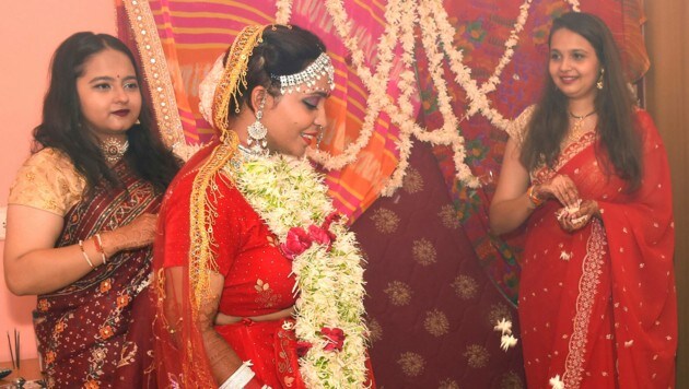 Die 24-jährige Kshama Bindu (MItte) vollzieht Rituale während ihrer Solo-Hochzeitszeremonie (Bild: The Associated Press)