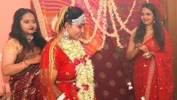Die 24-jährige Kshama Bindu (MItte) vollzieht Rituale während ihrer Solo-Hochzeitszeremonie (Bild: The Associated Press)