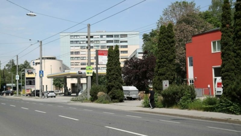 Bei der Tankstelle „Agip“ befand sich in den 1960er Jahren noch Ackerfläche. (Bild: Tröster Andreas)