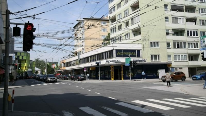 Dort, wo sich heute das Wettcafé „Admiral“ und die Tankstelle „Agip“ befinden, stand in den 1960er Jahren ein Bauernhof. (Bild: Tröster Andreas)