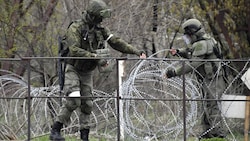 Russische Soldaten demontieren das Kraftwerk von Luhansk in der Stadt Schtschastja. (Bild: AFP)