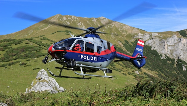 Der Polizeihubschrauber brachte die beiden Kletterer unversehrt ins Tal. (Bild: LPD Steiermark)