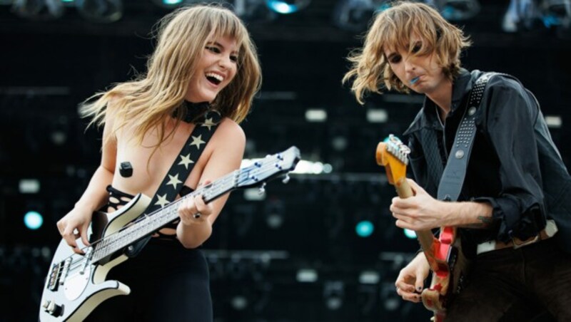 Bassistin Victoria De Angelis und Gitarrist Thomas Raggi der italienischen Rockband Maneskin (Bild: APA/FLORIAN WIESER)