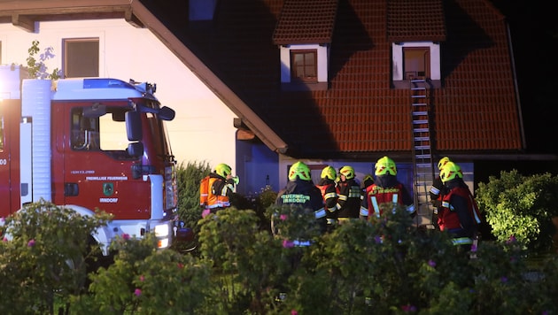 Die beiden Frauen wurde von der Feuerwehr gerettet. (Bild: laumat.at/Matthias Lauber)