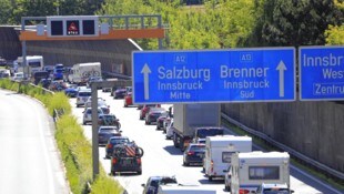 Durchreisende müssen auf der Autobahn bleiben – auch bei Stau. (Bild: Christof Birbaumer)