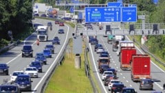 Die Messwerte entlang der Tiroler Autobahnen waren chronisch zu hoch. Darum wurde unter anderem der „Lufthunderter“ eingeführt. (Bild: Christof Birbaumer)