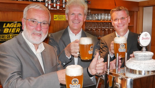 „Vorraussichtlich ab 2023 wird das Tigerbräu dann auch in Niederösterreich von der Bildfläche verschwinden“, erklären Brauereiinhaber Karl Schwarz (Mitte), Bürgermeister Christian Laister (rechts) und Initiator Max Igelsböck. (Bild: Zwettler)