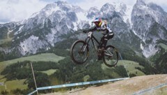 Valentina Höll gilt im Mountainbike-Zirkus als Super-Talent, wurde 2022 Weltmeisterin. (Bild: APA/EXPA/JFK)