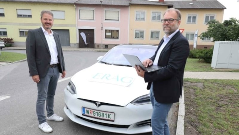 Erik Petraschek und Gerald Liebscher (li.) vom Pfandleihhaus ERAG, dass einen Standort in Weiden am See betreibt. (Bild: Judt Reinhard)