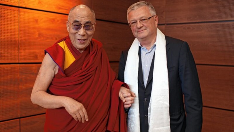 Seine Heiligkeit, der Dalai-Lama, hält Händchen mit seinem „Friend“. (Bild: Gerhard Bartel)