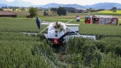 Das Kleinflugzeug landete im Feld. (Bild: laumat.at/Matthias Lauber)