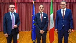 Außenminister Alexander Schallenberg (ÖVP) mit Italiens Außenminister Luigi Di Maio und dem Südtiroler Landeshauptmann Arno Kompatscher (Bild: BMEIA/Michael Gruber)