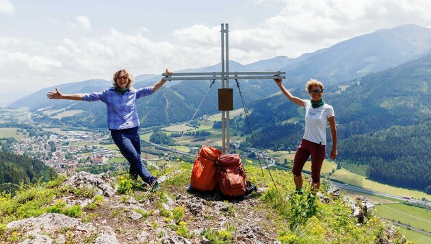 Die Wanderexpertinnen Silvia Sarcletti und Elisabeth Zienitzer (Bild: Erwin Scheriau / KRONE)