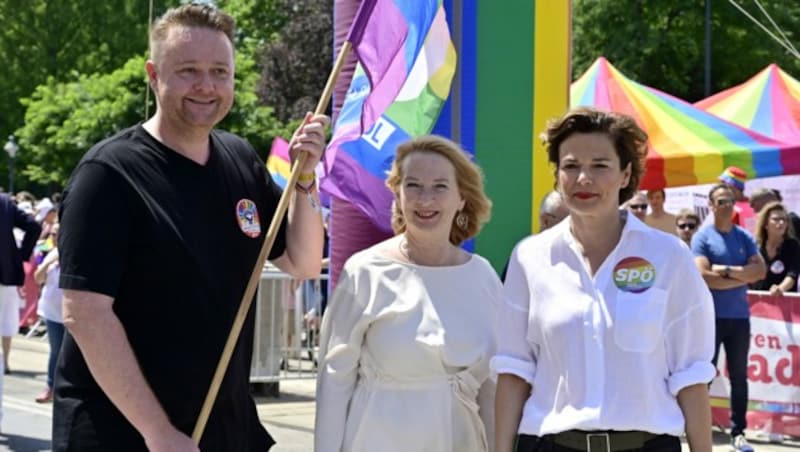 Abgeordneter Mario Lindner (SPÖ), Nationalratspräsidentin Doris Bures (SPÖ), Parteivorsitzende Pamela Rendi-Wagner (SPÖ) (Bild: APA/HANS PUNZ)