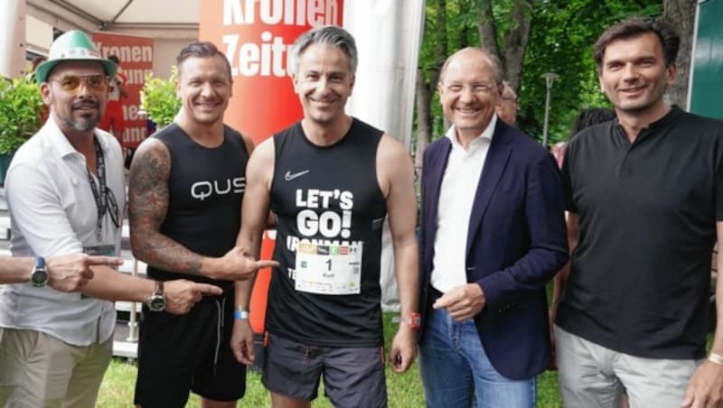 Organisator Andreas Mauerhofer, Fußballstar Marko Stankovic, Stadtrat Kurt Hohensinner, Energie-Steiermark-Sprecher Urs Harnik, „Steirerkrone“-Chefredakteur Oliver Pokorny (von links) knapp vor dem Start zum E-Grazathlon. (Bild: Sepp Pail)