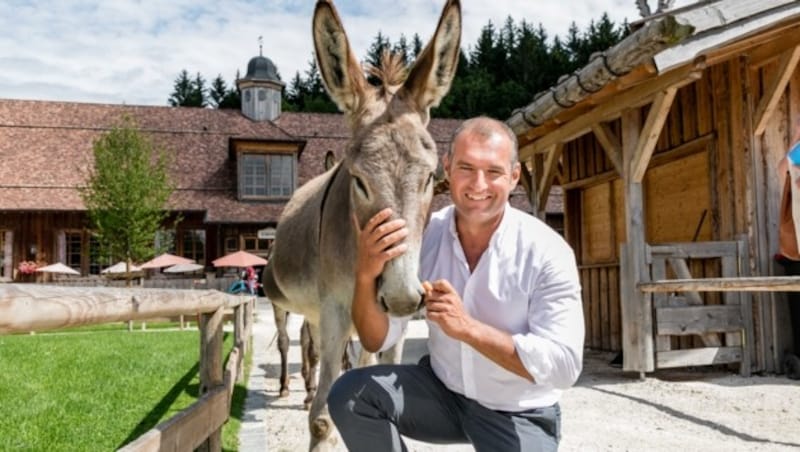 Aiderbichl-Chef Dieter Ehrengruber feiert ganz ruhig. (Bild: Gut Aiderbichl)